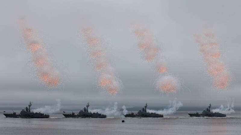 Владивосток отметил День ВМФ военно-морским шоу и парадом кораблей