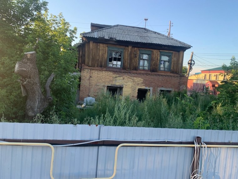 В Кургане пенсионерка вынуждена жить в доме без стекол, соседствуя с бездомными. Фото