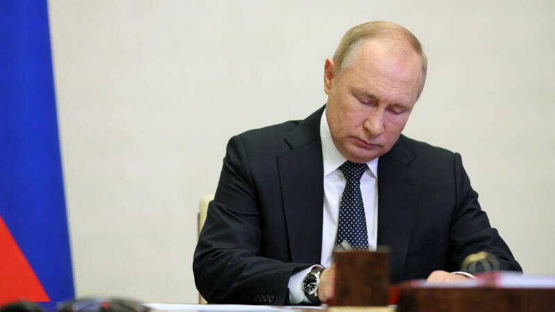 Путин поручил проработать расширение программы развития молодежной политики