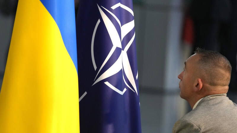 НАТО отвергает дипломатический метод решения конфликта, заявил эксперт