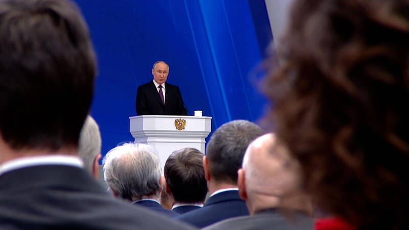 Путин поручил проработать расширение программы развития молодежной политики