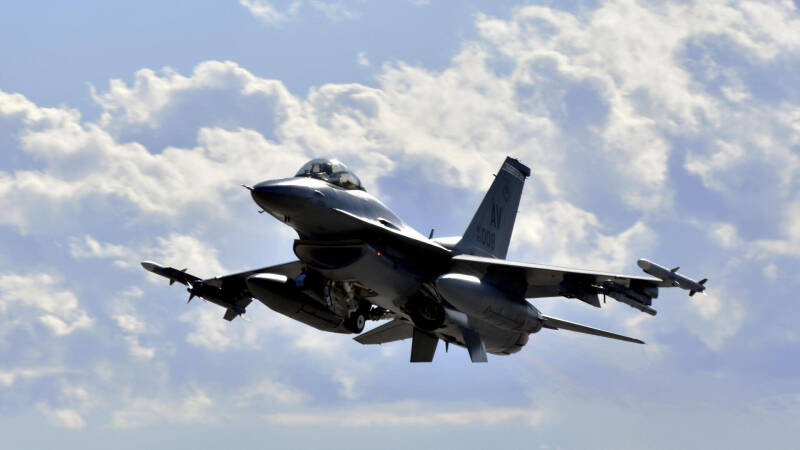 Подполье сообщило об ударе по аэродрому для F-16 в Николаевской области